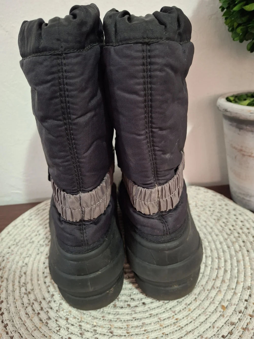 Sorel Black Insulated Snow Boots with Drawstring Top Size 4.